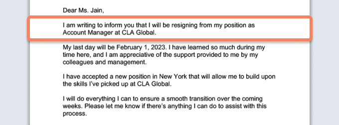 Surat pengunduran diri dengan paragraf di mana karyawan mengatakan mereka mengundurkan diri disorot.