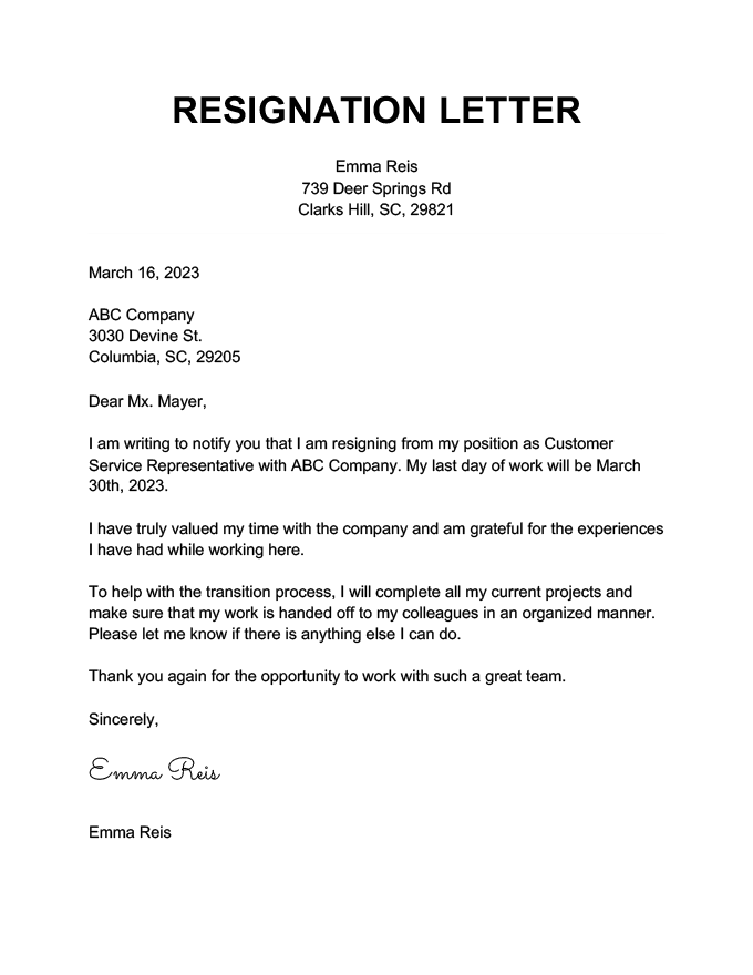 Surat pengunduran diri dengan tanda tangan karyawan disorot.