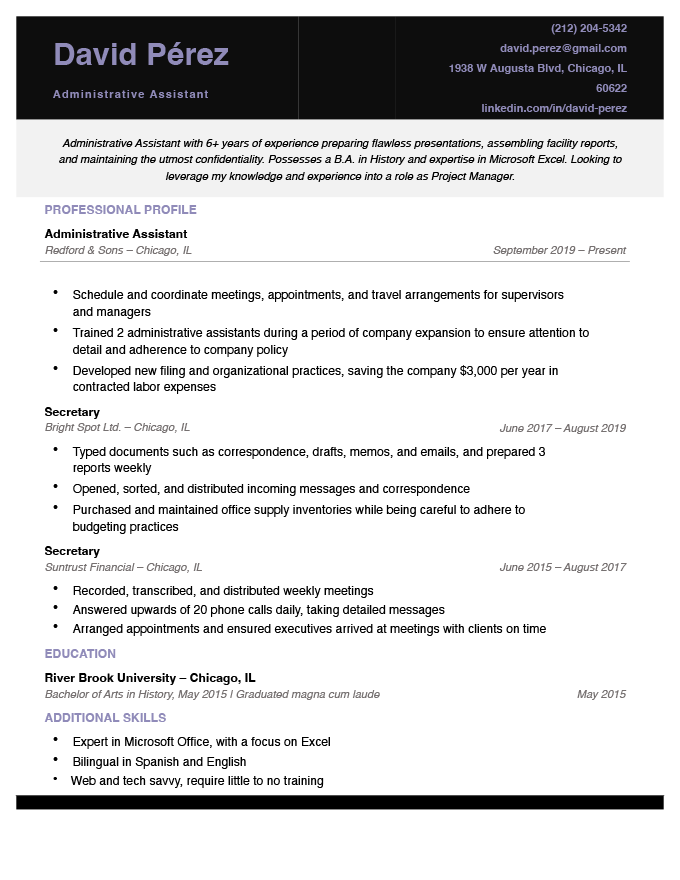 Template resume halaman dengan header hitam lebar dengan nama kandidat ditulis dengan warna ungu.