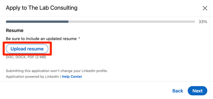 Tangkapan layar LinkedIn menunjukkan di mana harus mengklik untuk mengunggah resume Anda saat melamar pekerjaan