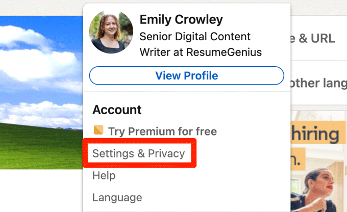 Cuplikan layar LinkedIn menunjukkan di mana harus mengklik untuk mengakses pengaturan dan privasi