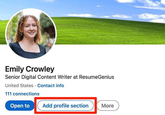 Tangkapan layar LinkedIn menunjukkan di mana harus mengklik untuk menambahkan bagian ke profil Anda