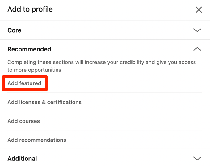 Tangkapan layar LinkedIn menunjukkan di mana harus mengklik untuk menambahkan bagian unggulan ke profil Anda